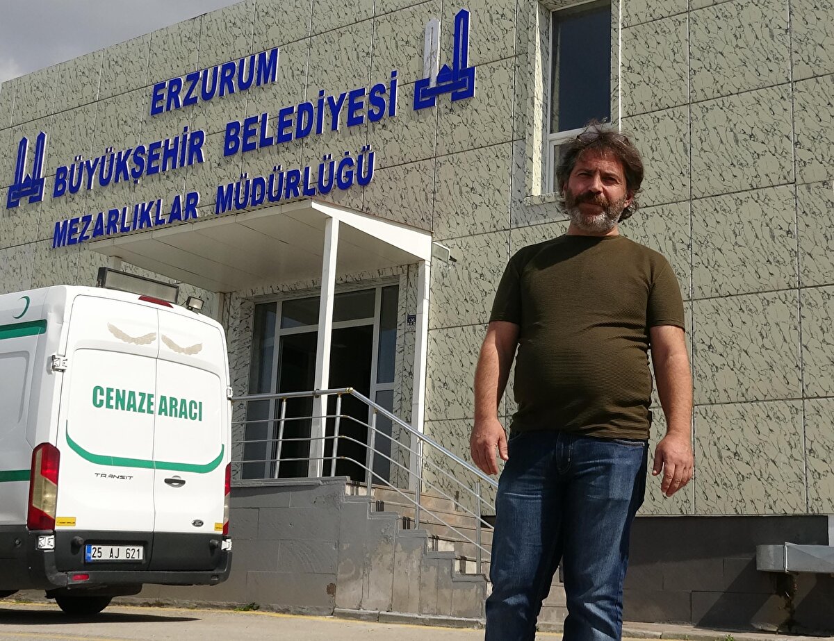 Yoğun telefon trafiğinin ardından cenazelerine kavuştuklarını söyleyen Mehmet Ercan Benkli, "Mersin'de ölen babamızı kargo yolu ile Erzurum'a göndermeleri için Mersin Büyükşehir Belediyesi'ne teslim ettik. Babamızla aynı gün içerisinde iki cenaze daha varmış. Üçü birlikte Mersin'den kara yolu ile getirilip Adana'da uçağa verilmiş. Burada yanlış barkotlamadan dolayı hepimize farklı cenazeler geldi. Sabah cenazemizi alıp, yıkamak üzere gasılhaneye geldik ve burada hayatımızın şokunu yaşadık. Tabutu açtığımızda karşımızda tanımadığımız bir cenazeyle karşılaştık. Şaşkınlık yaşadık. Yaptığımız araştırma sonucu cenazemizi Muş'ta bulduk. Muş'taki cenaze Bursa'ya gitmiş. Biz deki de Bursa'ya ait bir cenazeymiş. Bundan kim sorumlu hala çözmüş değiliz. Yetkililerle irtibata geçerek hatayı düzelttik ve saatler sonra kavuştuğumuz babamızın cenazesini defnettik" diye konuştu. 