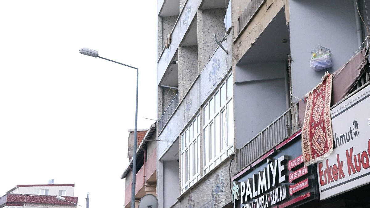 İddiaya göre, 24 yaşındaki Mehmet İşler, arkadaşıyla birlikte evine gitmek için Fatih Caddesi’nde otomobiliyle seyir halindeyken, alev alan tüp bir apartmanın balkonundan aşağı atıldı.<br><br>