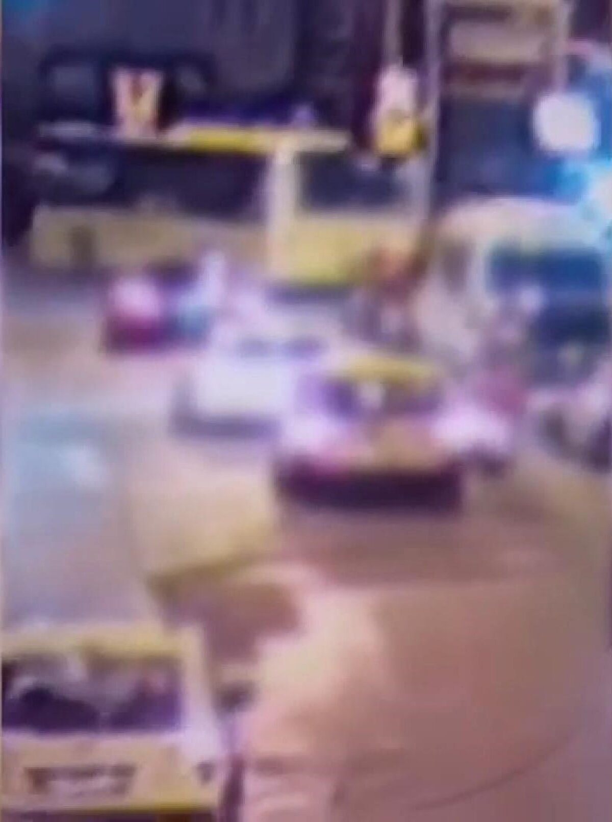 Başından yaralanan İşler, arkadaşları tarafından hastaneye götürüldü. Mehmet İşler’in kafasına hastanede 19 dikiş atıldı.<br><br>