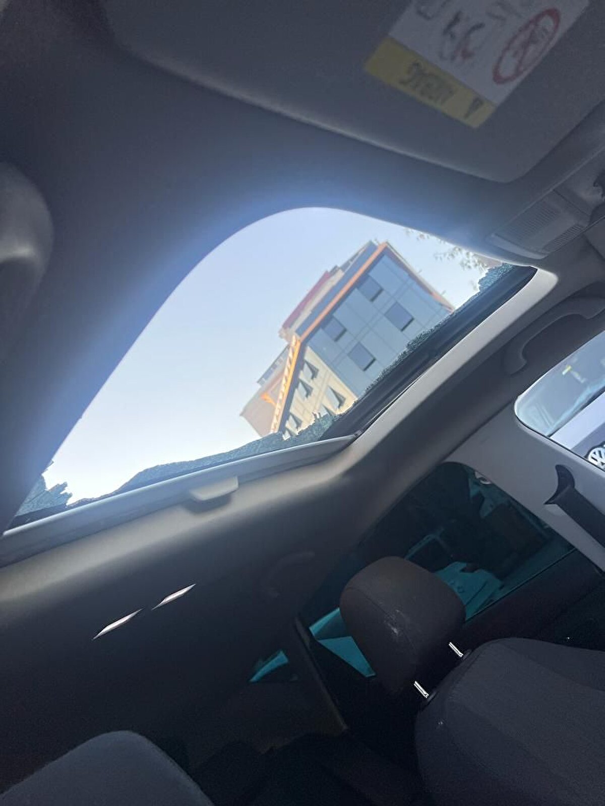 “Araçtan indim bir süre kendime gelemedim zaten. Arkadaki araçta da diğer arkadaşım vardı. Onun arabasıyla direk hastaneye gittik. Tedavi süreci sonrasında emniyet birimleri geldi zaten hastaneye. Şikayetçi oldum. Sağ tarafımda uyuşmazlık var. Doku kaybım var başımda. Yani geçici bir hafıza kaybı yaşadım.”<br><br>