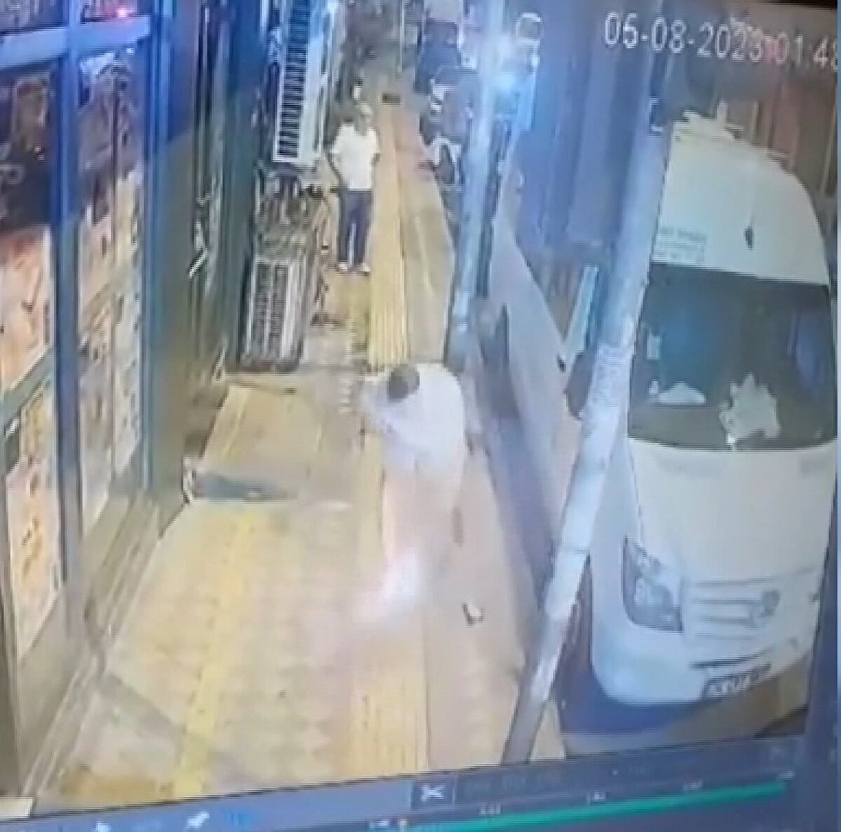 Yanan tüp Mehmet İşler’in arabasının cam tavanına düştü.<br><br>Camın kırılmasıyla yanan tüp, sürücü Mehmet İşler’i başına isabet etti.