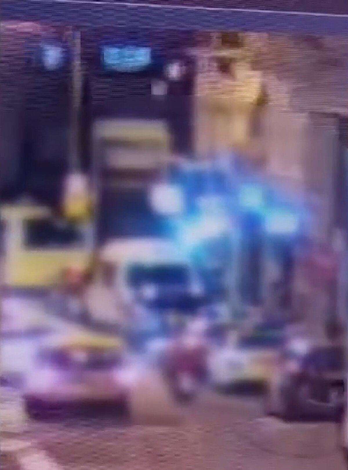 O esnada da otomobil içinde olan İşler’in arkadaşı ise yanan tüpü aracın dışına çıkararak patlama korkusuyla söndürmek için yol kenarına attı.<br><br>