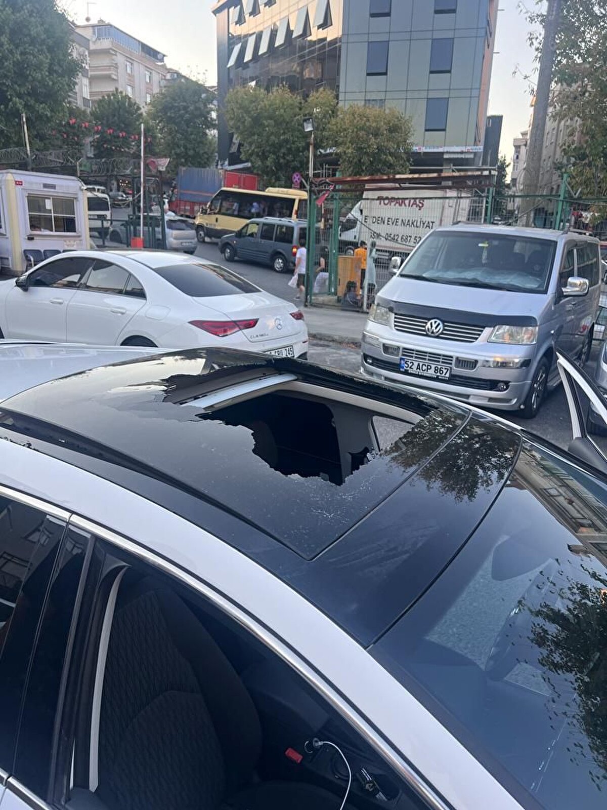 “Yanımda Tolunay diye arkadaşım vardı. O da karakolda şikayetçi oldu. Onun da çünkü kafasında bir hasar var, ellerinde yanıklar falan var tüpten dolayı. O dışarıya attı zaten. Normalde arabanın içinde kalmış olsaydı, patlasaydı yani hiçbirimizin parçası bulunmazdı zaten arabanın içinde.”<br><br>