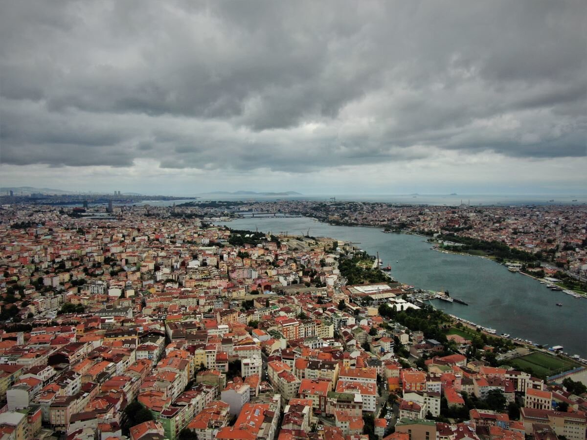 İŞTE EN FAZLA ETKİLENECEK İLÇELER<br>AFAD'ın İstanbul İl Afet Risk Azaltma Planı’na (İRAP) göre olası büyük bir depremde İstanbul’u bekleyen tehlikeler de açıklandı. Buna göre, deprem İstanbul’un tüm ilçelerinde yüksek risk oluşturmakla birlikte; Adalar, Avcılar, Bahçelievler, Bakırköy, Beylikdüzü, Büyükçekmece, Küçükçekmece, Maltepe, Tuzla, Üsküdar, Zeytinburnu ve Sultanbeyli ilçeleri yoğun risk altında. Belirtilen ilçelerin faya yakınlığı, yapı stoğu taşıyıcı sistem özelliklerinin yetersizliği, zemin koşullarının sıvılaşmaya müsait olması nedeniyle riskli olduğu dikkat çekiyor. Nüfus yoğunluğu ve yüksek katlı yeni binaların fazla olduğu Beylikdüzü ve Ataşehir'de özel okullar yoğunlaşmış durumda. Büyükçekmece ve Beylikdüzü'nün heyelan bölgesinde olması nedeniyle çökmeler gerçekleşebiliyor.