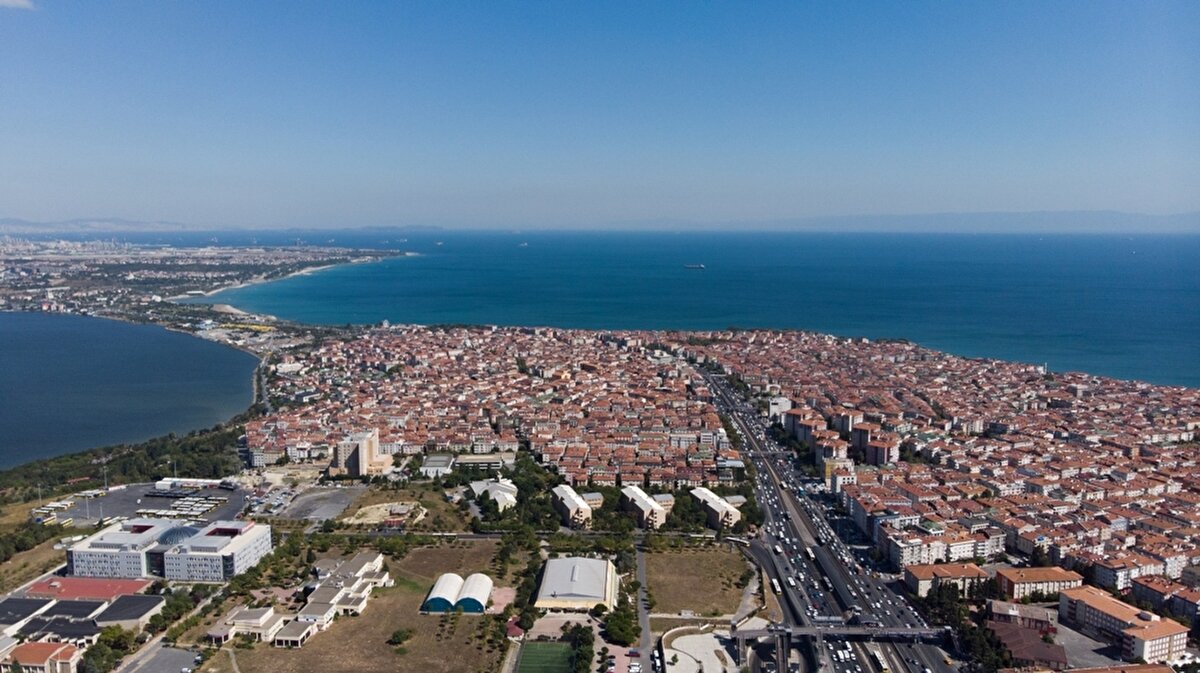 Bakırköy, Avcılar ve Zeytinburnu<br><br>Raporda bu ilçelerin tamamının etkileneceği öngörülüyor. Özel, devlet ve şehir hastaneleri ile okulların bu ilçelerde yoğunlaşması ve yapı stoğunun eski olması, olası etkiyi artırıyor.<br><br>