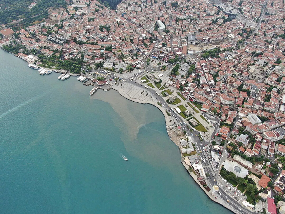 <br>RİSKİ ARTAN İLÇELER<br><br>İlçelerin risk puanlarına da yer verilen raporda ayrıca, “İstanbul kapsamındaki birçok ilçede kurumlar özelinde ortalama risk puanı yüksektir. Güney kıyı şeridindeki ilçelerin (Avcılar, Bakırköy, Beylikdüzü, Küçükçekmece, Maltepe, Silivri, Tuzla ve Zeytinburnu) özellikle aktif fay hatlarına yakın olması sebebi ile artan deprem tehlikesinin zarar verebilirliğinden ötürü risk puanları artmıştır. Aktif fay hatlarına güney kıyı şeridine göre daha uzak olan ilçelerde ise risk puanının artmasında bina stoğunu oluşturan yapıların modern deprem yönetmeliklerinin gerektirdiği koşulları sağlamamaları etkili olmuştur. Adalar ve Avrupa yakasının iç kısımlarının bina hasarlarının en yoğun yaşanacağı bölgeler olması beklenmektedir” denildi.