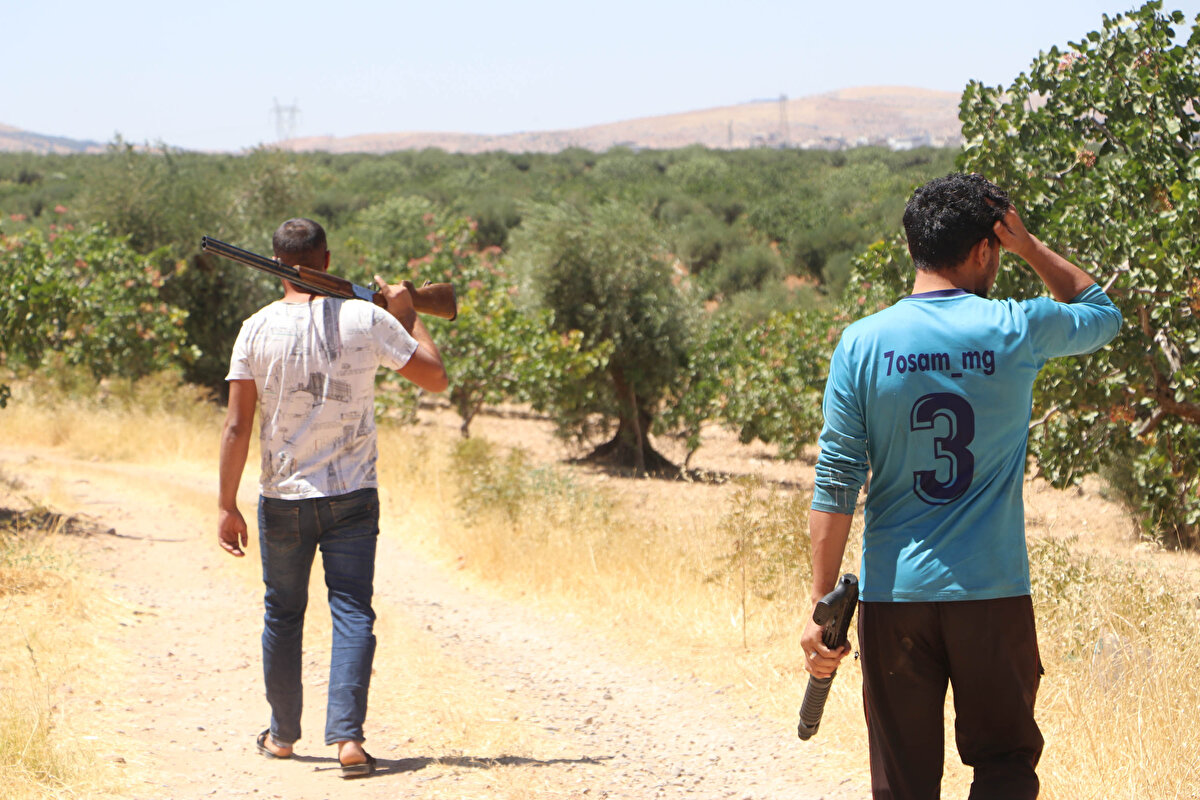 Jandarmanın bilgisi dahilinde motosikletle ya da yaya olarak devriye atan bekçiler, bahçeye yaklaşanlara ruhsatlı av tüfeği ile 'uyarı' ateşinde bulunuyor, yakalanan hırsızlar ise güvenlik güçlerine teslim ediliyor.<br>