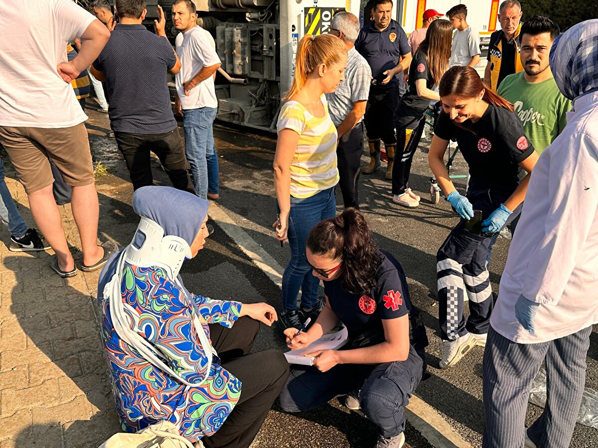 Kaza nedeniyle Ankara-İzmir kara yolunda bir süre trafik tek şeritten sağlandı.<br>