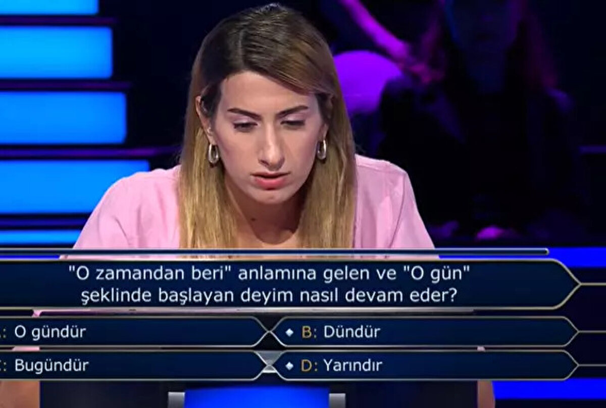 Üçüncü soruda yarışmacının karşısına, "O zamandan beri anlamına gelen ve 'o gün' şeklinde başlayan deyim nasıl devam eder?" sorusu çıktı.<br><br>