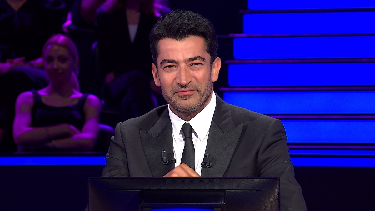 Atv'nin reyting rekortmeni programı Kim Milyoner Olmak İster'in bu haftaki bölümü yine gündem oldu. Programa katılan Esra Doğan isimli yarışmacı performansıyla dikkati çekti. İlk baraj sorularını başarıyla geçen yarışmacı üçüncü soruya kadar geldi.<br><br>