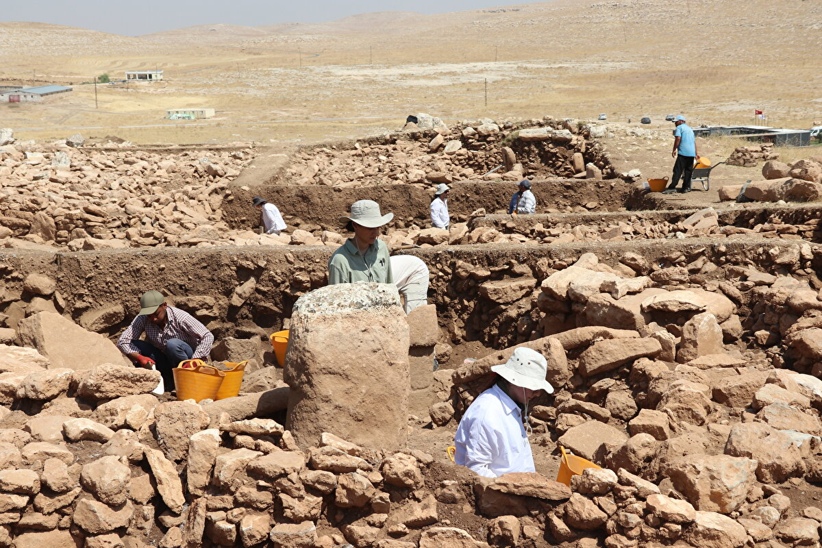 "Karahantepe'de 40'a yakın kişi çalışıyor. Taş Tepelerin tamamında ise bu sayı 70'i buluyor. Tabii bu sürenin tümü için geçerli değil. Belirli dönemlerde sayımız azalacak, belli dönemlerde artacak."<br><br>