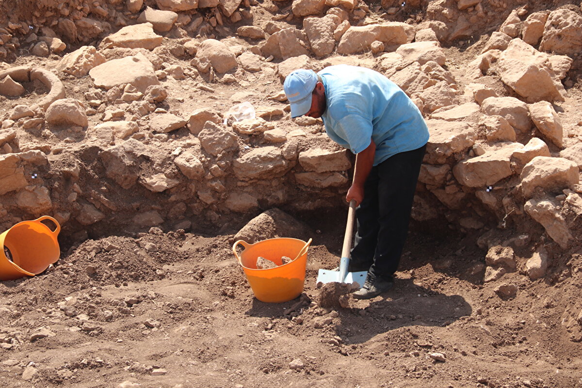 "Yaz aylarında Şanlıurfa'da bir arkeoloji grubunun, büyük bir kalabalığın, bilim insanlarının bir araya geldiği ve bunun bir nevi çok hızlı, yoğun, etkin bir bilgi üretiminin gerçekleştiği şeklinde yorumlamamız doğru olur."<br><br>