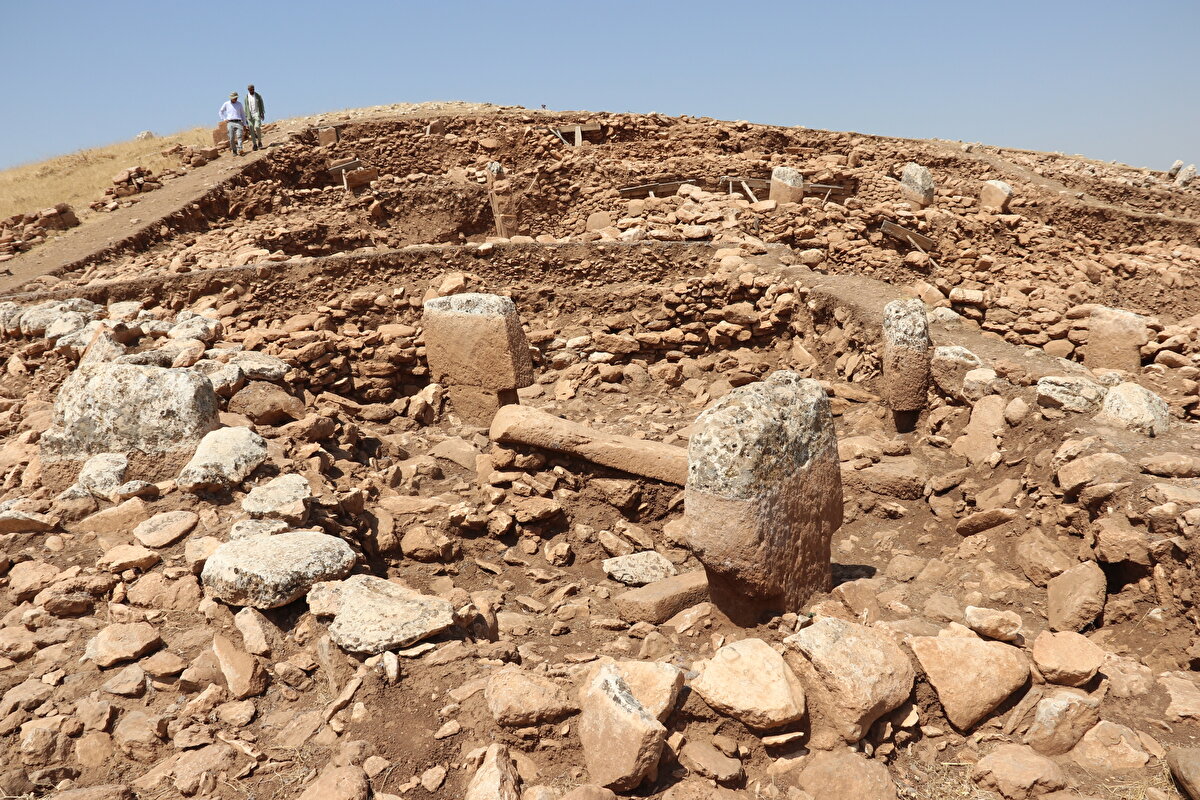 Karahantepe, Göbeklitepe ve geçen yıllarda kazılan yerlerle birlikte 10 arkeolojik alanda çalışmaları sürdüreceklerini dile getiren Karul, Karahantepe'de geçen yıl açığa çıkardıkları kalıntıların içinde elde edilen buluntuların değerlendirilmesine yönelik yıl boyu çalışmalar yaptıklarını da vurguladı.<br><br>