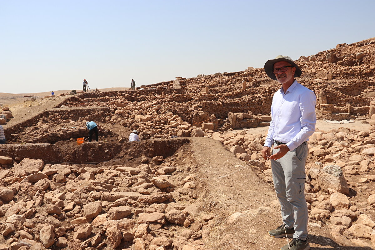 "Bugüne kadar tasarım niteliğinde 7 çatı projesi çalışıldı. Bunlardan bir tanesinin üzerinde karar kılmış gibiyiz. Önümüzdeki hafta buradaki zemin etütlerini tamamladıktan sonra o seçtiğimiz projenin nihai projesini elde edeceğimizi varsayıyoruz. Kısmet olursa da 2023 veya gelecek yılın başında burada bir koruma çatısının inşasının çalışmasına başlanması söz konusu."<br><br>