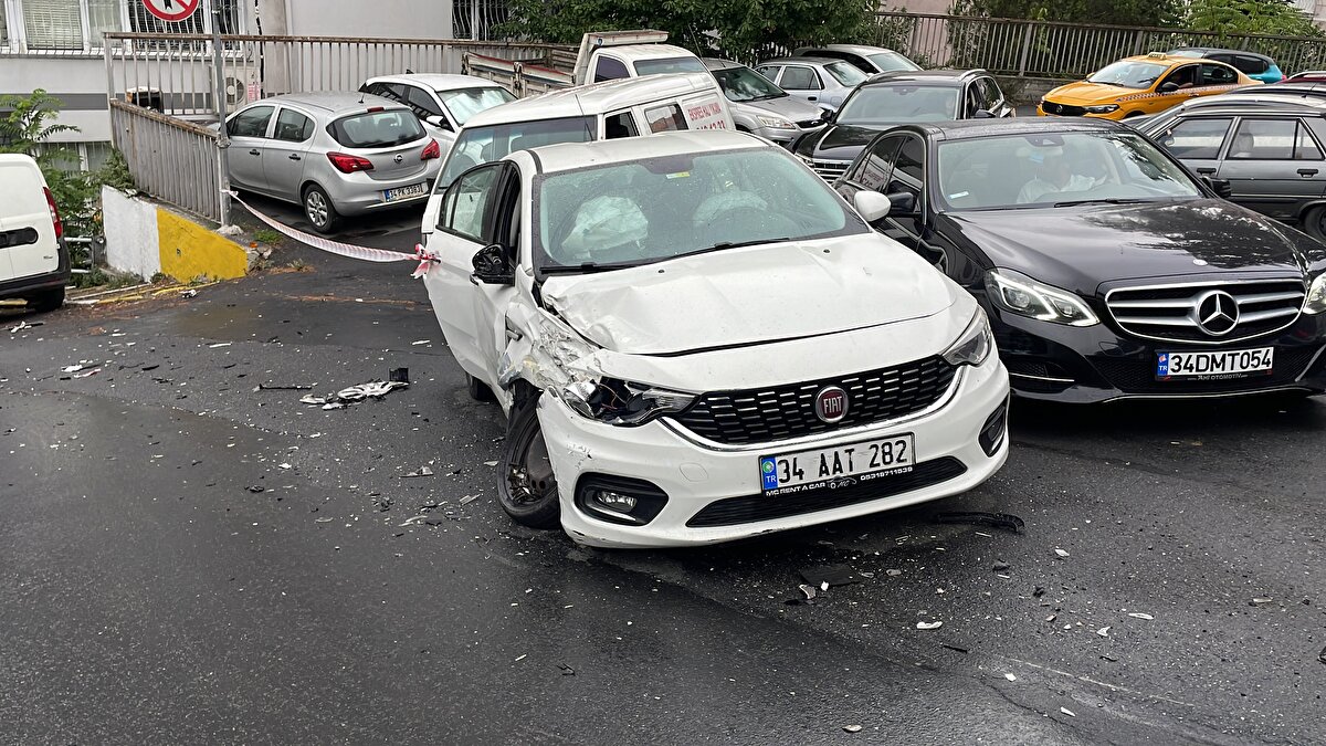 Olay sonucu kamyonun deposundan dökülen yakıt nedeniyle kayganlaşan yolda ilerlemek isteyen motosiklet sürücüleri de zor anlar yaşadı.<br><br>