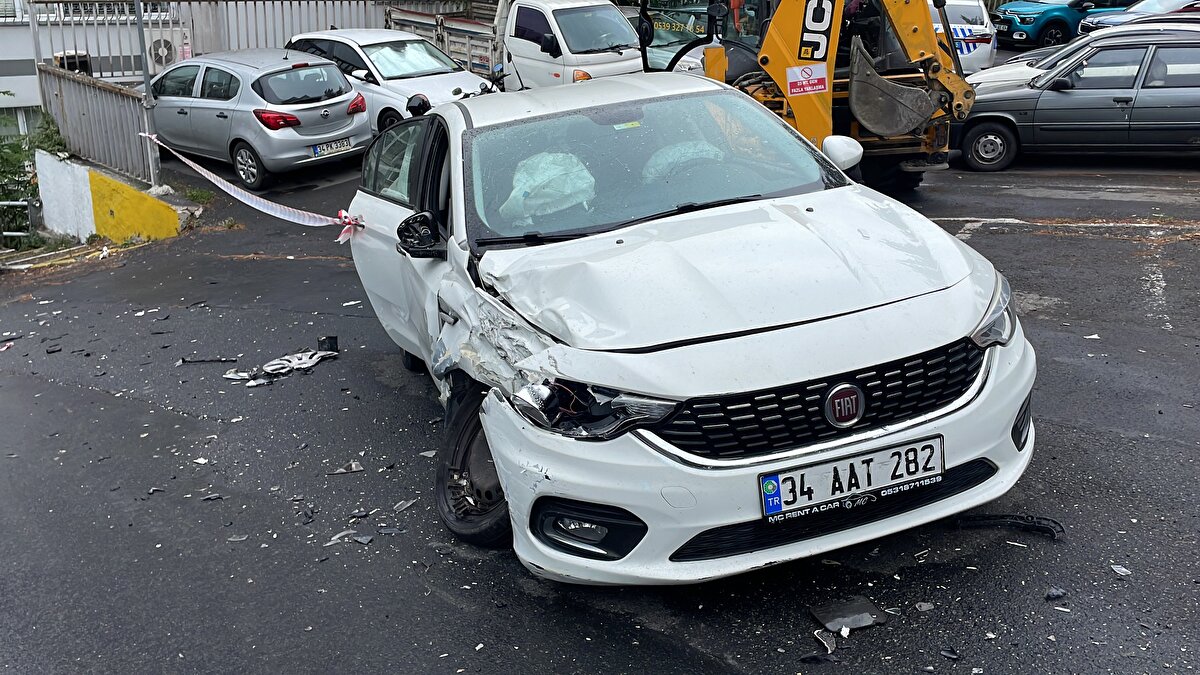 Kazada yaralanan olmazken, araçlarda maddi hasar oluştu.<br><br>