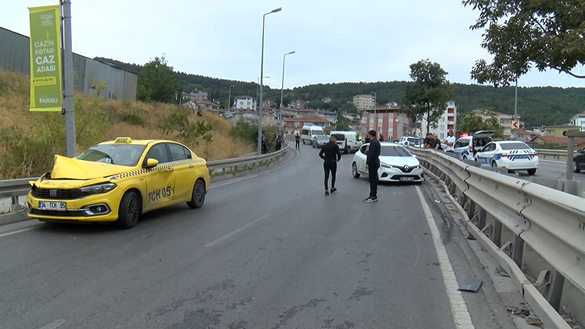 Kazada araçlarda bulunan 5 kişi yaralandı.