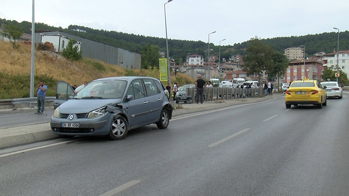 "16 ARAÇ VARDI"<br><br>Kazaya karışan otomobilin sürücüsü Emrah Baran Özdemir, "En önde vinç bariyerlere vuruyor. Minibüs ve otomobil yolun karşı şeridine geçti. Bende onlara vurmamak için sağa çektim. Arkamdan gelen bir otomobilde bariyerlere vurdu. Daha sonra arkasından gelen diğer araçlarda birbirine vurdu. 16 araç vardı. 5 kişi hafif yaralandı" dedi. 