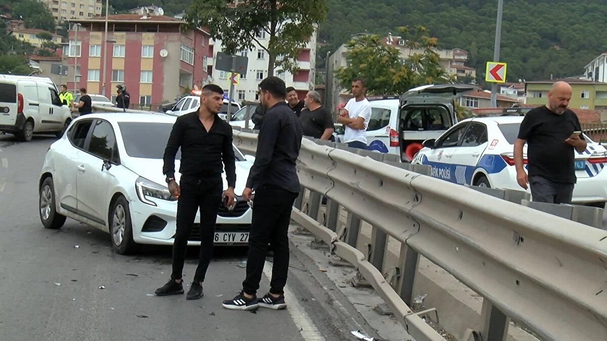 O sırada minibüsün arkasından gelen 15 araç yağan yağmurla birlikte kayganlaşan yolda birbirine çarptı.