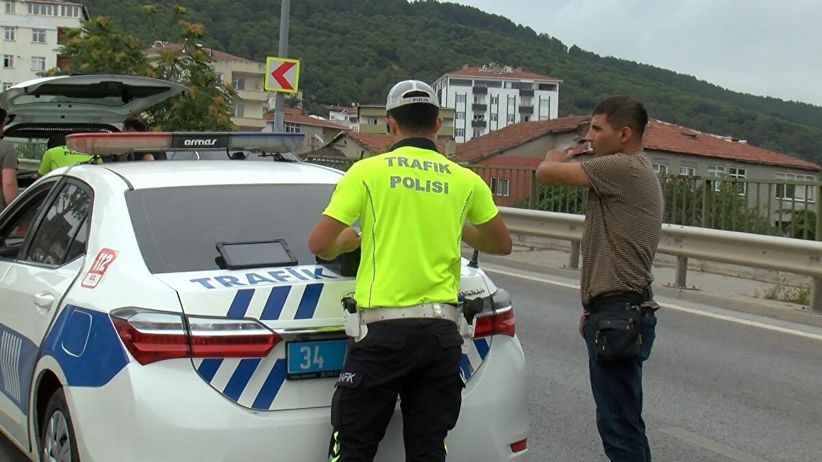  İhbar üzerine olay yerine itfaiye, polis ve sağlık ekipleri sevk edildi.