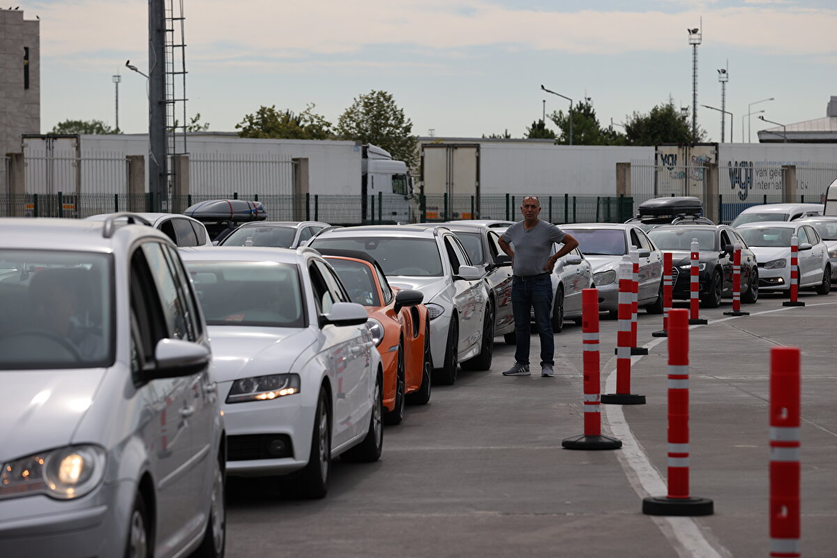 İbrahim Koç, tatilde büyüklerini, köyünü ve yakınlarının mezarlarını ziyaret ettiği belirtti.<br><br>Gurbetçi olmanın zor bir duygu olduğunu anlatan Koç, şunları kaydetti:<br>