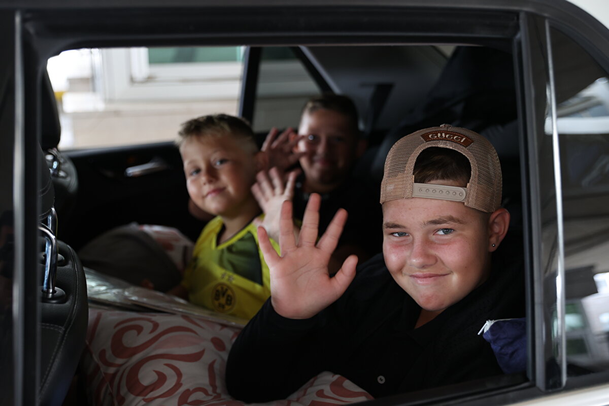 "Her yıl ayrılırken üzülüyoruz"<br><br>Hollanda'ya dönen Turgay Şimşek de tatilde ailesiyle bol bol gezdiğini anlattı.<br><br>