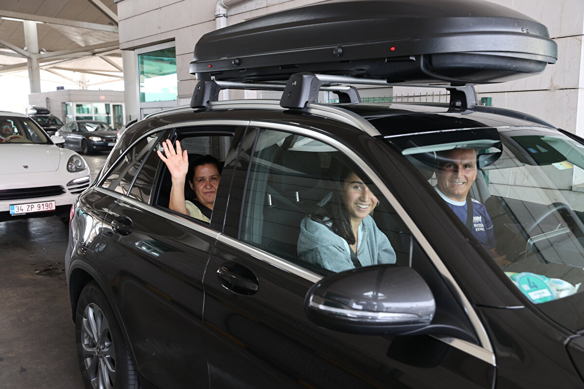 Memleketten ayrılmanın zor olduğunu dile getiren Şimşek, "Her yıl ayrılırken üzülüyoruz. Benim için olsa hiç gitmek istemem ama çocukların okulları var, orada çalışıyoruz." ifadelerini kullandı.<br><br>