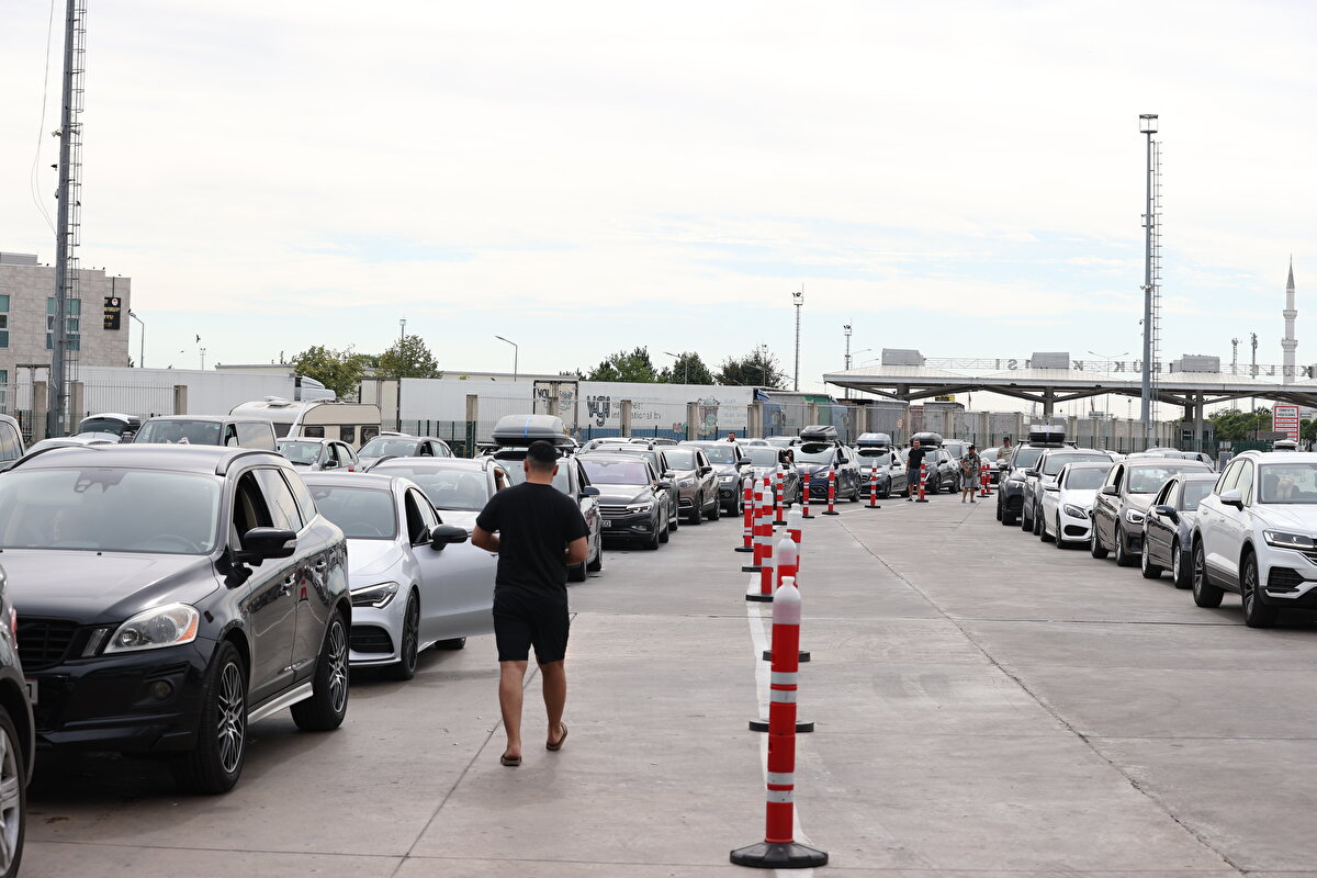 <br>"Memlekete giriyorsun, toprağın kokusunu alıyorsun bu çok güzel bir duygu. Seneye tekrar geleceğiz inşallah. Memleketimiz Sivas Şarkışla'da tatilimiz güzel geçti. Dönerken bulgur, pastırma, peynir aldık Avusturya'da tüketeceğiz"<br><br>Ailesiyle Almanya'ya dönen Orhan Sönmez de memleketi bırakıp gitmenin ağır geldiğini ve hüzünlü olduklarını söyledi.<br><br>