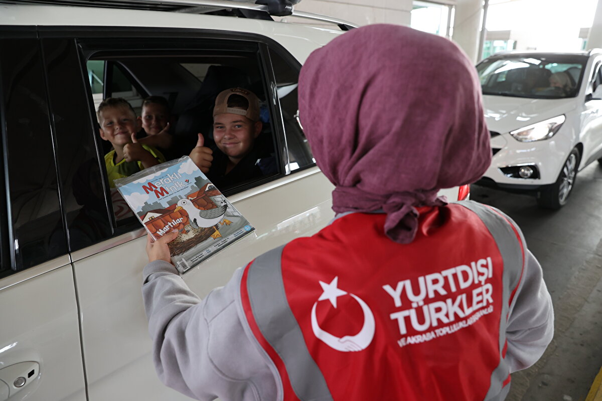 Yurtdışı Türkler ve Akraba Topluluklar Başkanlığı personeli de Kapıkule'de gurbetçileri dönüş yolunda kolonya ve kentin yöresel tatlılarından ikram edip uğurluyor
