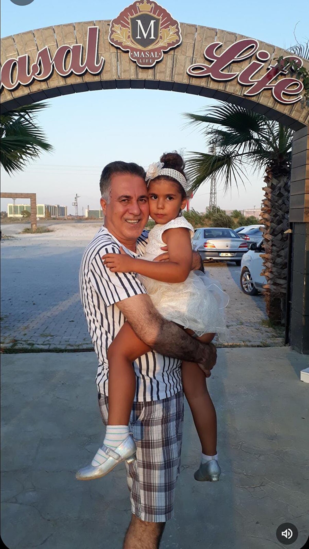 Enkaz altında kalan kızı ve torununu bulmak için arama kurtarma çalışmalarını takip eden Beşerikli ailesi, çalışmalardan herhangi bir sonuç alamadı. Sahiplerine ulaşılamayan cenazeler DNA örnekleri alınıp çeşitli mezarlıklara defnedilirken, depremden 1 hafta sonra Mehmet Beşerikli, 2 hafta sonra ise eşi Nilay Bulgurcu Beşerikli Adli Tıp Kurumu'na gidip DNA testi verdi.<br>