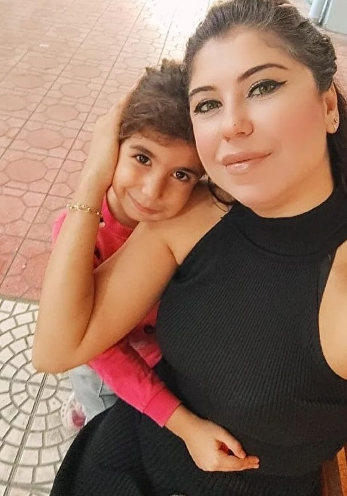 'TORUNUMUN DOĞUM GÜNÜ'<br>Mezar yerlerinin belirlenmesinden 5 gün sonra, torununun doğum günü olduğunu söyleyen Mehmet Beşerikli, "Bugün torunumun doğum günüydü. Cennette meleklerle beraber kutluyordur. Kendisi hem şehit, hem melek. Bizim haberimizin olması 6 ay sürdü ama buna da şükür. 6 ay sabrettik, dua ettik. Çok mutluyum, çok huzurluyum. Hem buruk sevincim var hem üzüntüm var. En azından cenazelerimize kavuştuk. Darısı diğer depremzedelerin başına. Ayın 4'ünde haber geldikten sonra 6'sında kesin raporu aldık. Gıyabında eş, dost, akrabalarla cenaze namazlarını kıldık. Hatimlerini indirdik. Daha sonra oradan ayrıldık. Devletimizden Allah razı olsun. Bizden desteklerini esirgemeyen Bursa Gençlik Spor İl Müdürümüz Rahmi beyden Allah razı olsun. Çok teşekkür ediyoruz. Sürekli bizim arkamızda durdular" diye konuştu.<br>