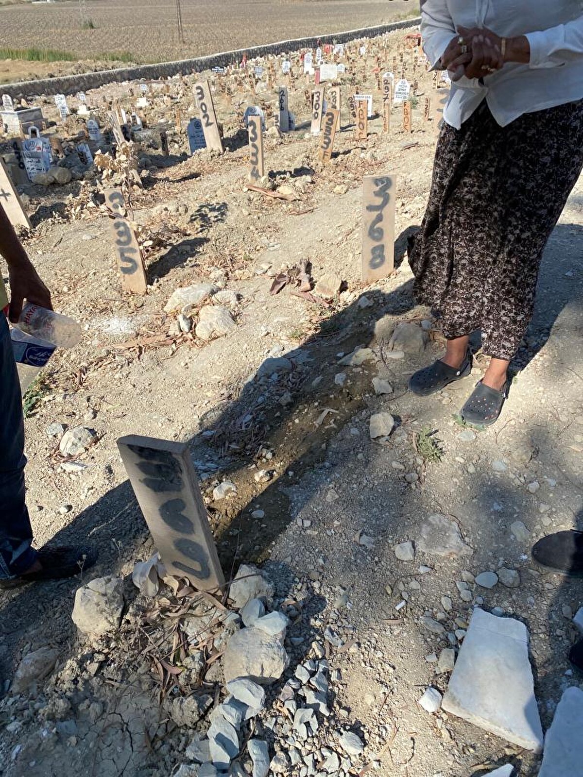 '6 AYDIR ÜZÜNTÜMÜZÜ YAŞAYAMADIK'<br>Acılarının hala taze olduğunu dile getiren anne Nilay Bulgurcu Beşerikli ise duygularını şu sözlerle ifade etti:<br>"Kayıp kızımızı ve torunumuzu çok şükür bulduk. İnşallah arafta olan bütün insanlar için umut olur. Bizi aradıkları zaman 'Size ne diyeceğimizi bilmiyoruz' diyorlar. Gözünüz aydın diyebilirsiniz. Biz 6 aydan beri üzüntümüzü yaşayamadık. İnancımıza sarılıyoruz, dua ediyoruz ama bize yerine ulaşmış gibi gelmiyor. 'Buradan da okusanız gider' diyorlar ama bize öyle gelmiyor. Şimdi en azından yerleri belli. Acımızı gömdüğümüz bir yer var. Dua edebiliyoruz. Çocukları bulup mezarlarının başına gittiğimizde, yüreğimiz genişledi. Somut acıya dokunabilmek, 'İşte buradalar. Artık yerleri belli' diyebilmek çok mühimmiş. Bazı şeyler nimetmiş. Biz bunu anladık. Ağlayabilmek, cenazeni gömebilmek, onların ortaya çıkması, bunlar nimet olur mu? Biz bir tek parmaklarına razıydık. Bir parmakları çıksın razıyız diyorduk. Acı bitmeyecek. Sırtımızda bir yük vardı, onu elimize aldık. Onla hayatımızı idame ettireceğiz. Rabbim bütün hayatını kaybedenlere rahmetiyle muamele eylesin."