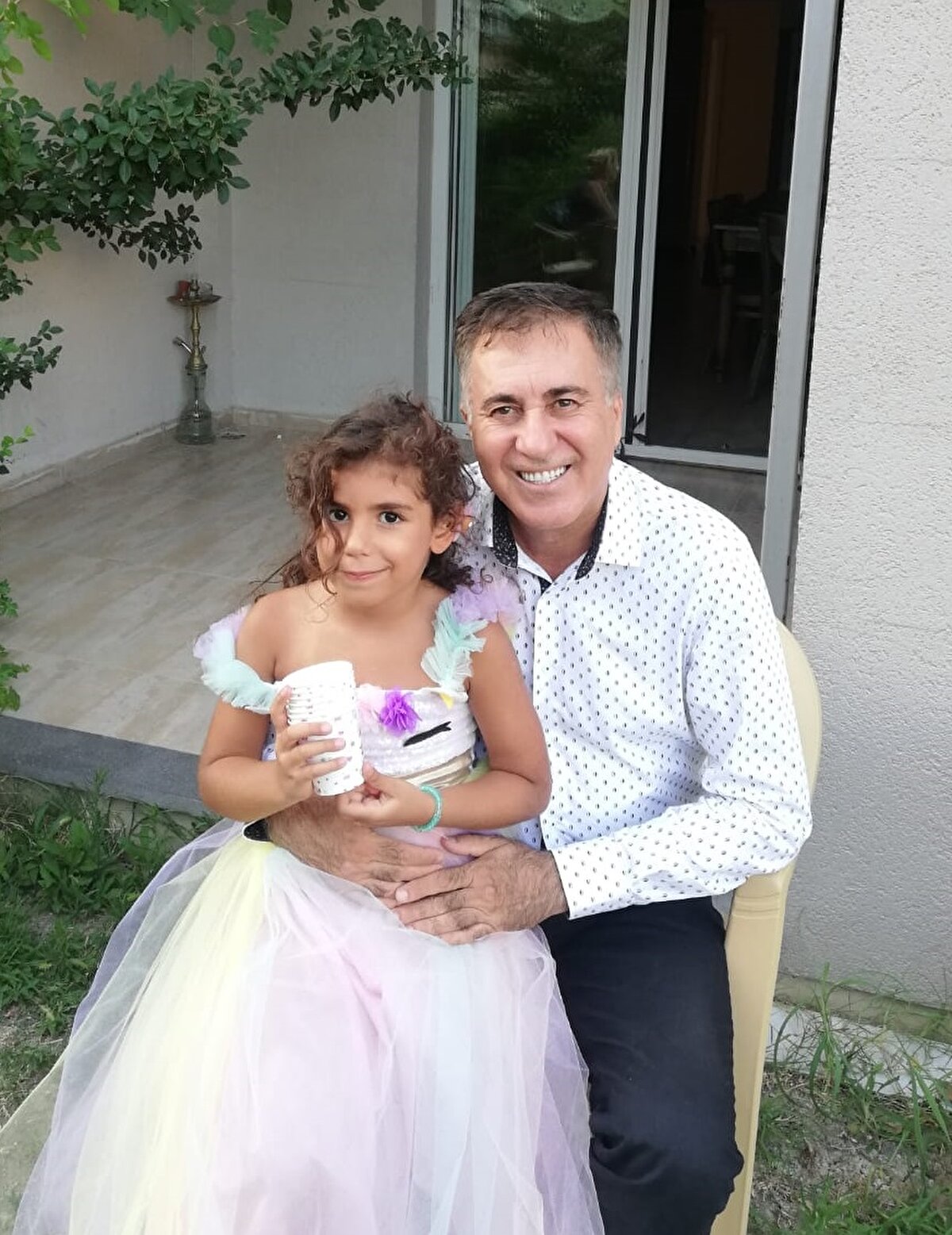 Aile, aldıkları haberle birlikte, Hatay'a gitti. Gıyabi cenaze namazı kılıp, kızı ve torunu için dua eden Mehmet - Nilay Beşerikli, gelen acı habere sevindiklerini söyledi. Kızı Biray Beşerikli'nin Hatay Şehitler Mezarlığı'nda 915 numaralı mezara, torunu Nazende Dila Açıkgöz'ün ise 369 numaralı mezara defnedildiğini belirten Mehmet Beşerikli , deprem anını aklından çıkaramadığını söyleyerek, "O an bizim için kıyamet alameti gibi bir şeydi. Neye uğradığımızı şaşırdık. Ben de aynı olayı yaşadım. Dünyanın sonunun geldiğini düşündük. Bir an önce dursun diye dua ettim. Kelimeler kifayetsiz kalıyor. Eşimle birlikte evdeydik. Oğlum yeni evlendi, o kendi evindeydi. Kızım da sitedeydi. Kızıyla birlikte yaşıyordu. Biz, eşimle birlikte o anı yaşadık" dedi.<br>