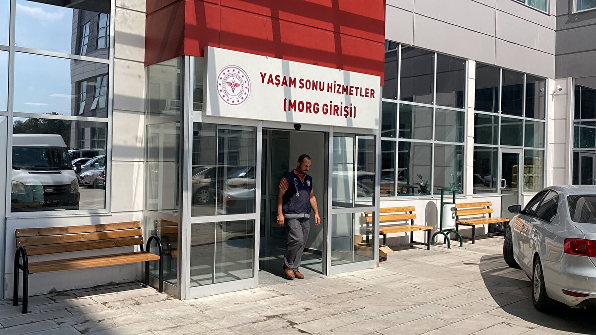 Komşu balkondan havaya tüfekle ateş eden kişiyle tartışan Uğurlu, <br>şüpheli tarafından av tüfeğiyle omzundan vuruldu.<br>Çevredekilerin ihbarıyla adrese çok sayıda polis ve sağlık ekibi sevk edildi.