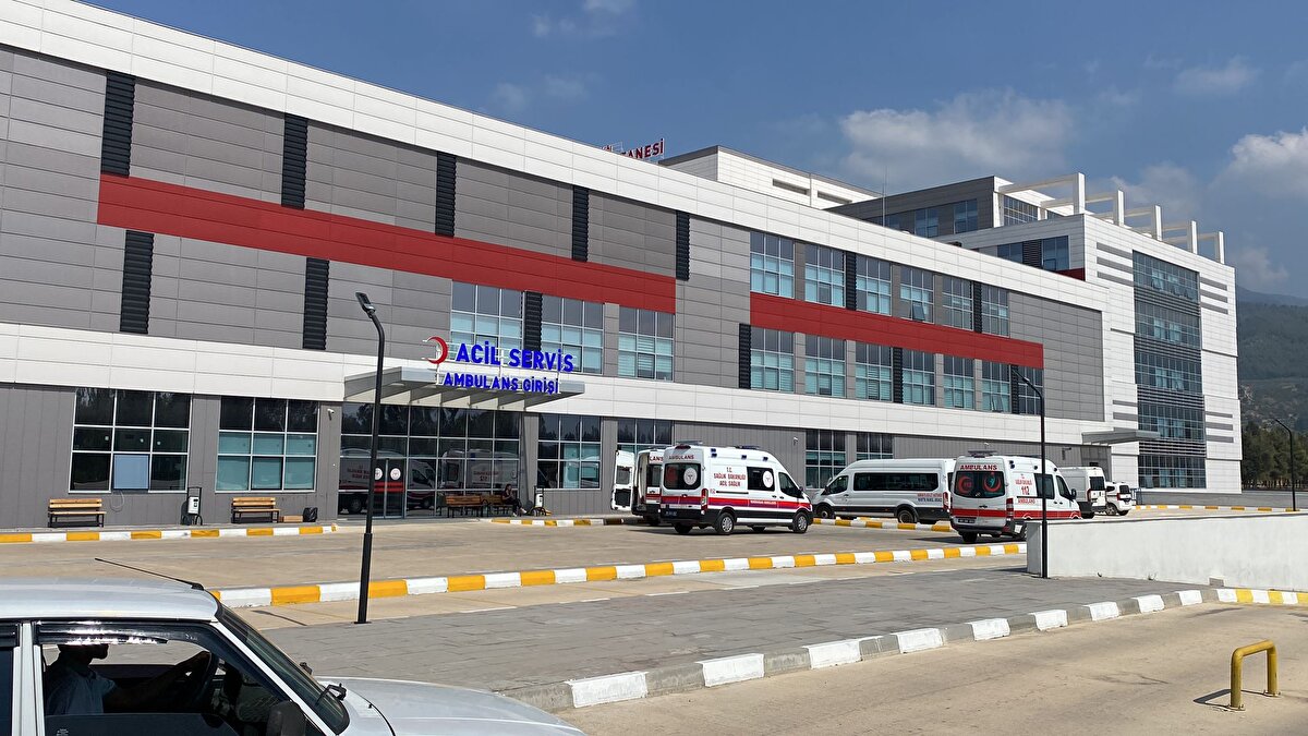 Kaldırıldığı özel hastanede ameliyat edilen Uğurlu, durumu ağır olduğu için ambulans helikopterle Adana Şehir Hastanesi'ne sevk edileceği sırada kalbi durdu ve tüm çabalara rağmen kurtarılamadı.<br>Madde bağımlısı olduğu öne sürülen A.K., polis ekipleri tarafından evinde av tüfeği ve balta ile yakalandı. Şüpheli, sorgulanmak üzere Emniyet Müdürlüğü'ne götürüldü.