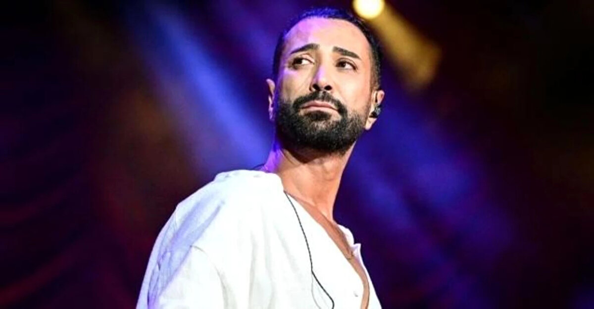 Tan Taşçı kimdir?<br><br>Tan Taşçı 30 Ekim 1981, Hannover, Hildesheim doğumlu, Türk şarkıcı-şarkı yazarı.<br><br>Almanya'da, Selma ve Yusuf Taşçı'nın küçük oğlu olarak dünyaya gelen Tan, ilkokula Ankara'da, Arı Koleji'nde başladı. Lise eğitimini ise Rauf Denktaş Lisesi'nde tamamladıktan sonra polifonik korolarda uzun süre şarkı söyledi. Hacettepe Üniversitesi Devlet Konservatuvarı Yarı Zamanlı Korosuna katıldı. Bunun yanında şan dersleri de aldı.<br><br>