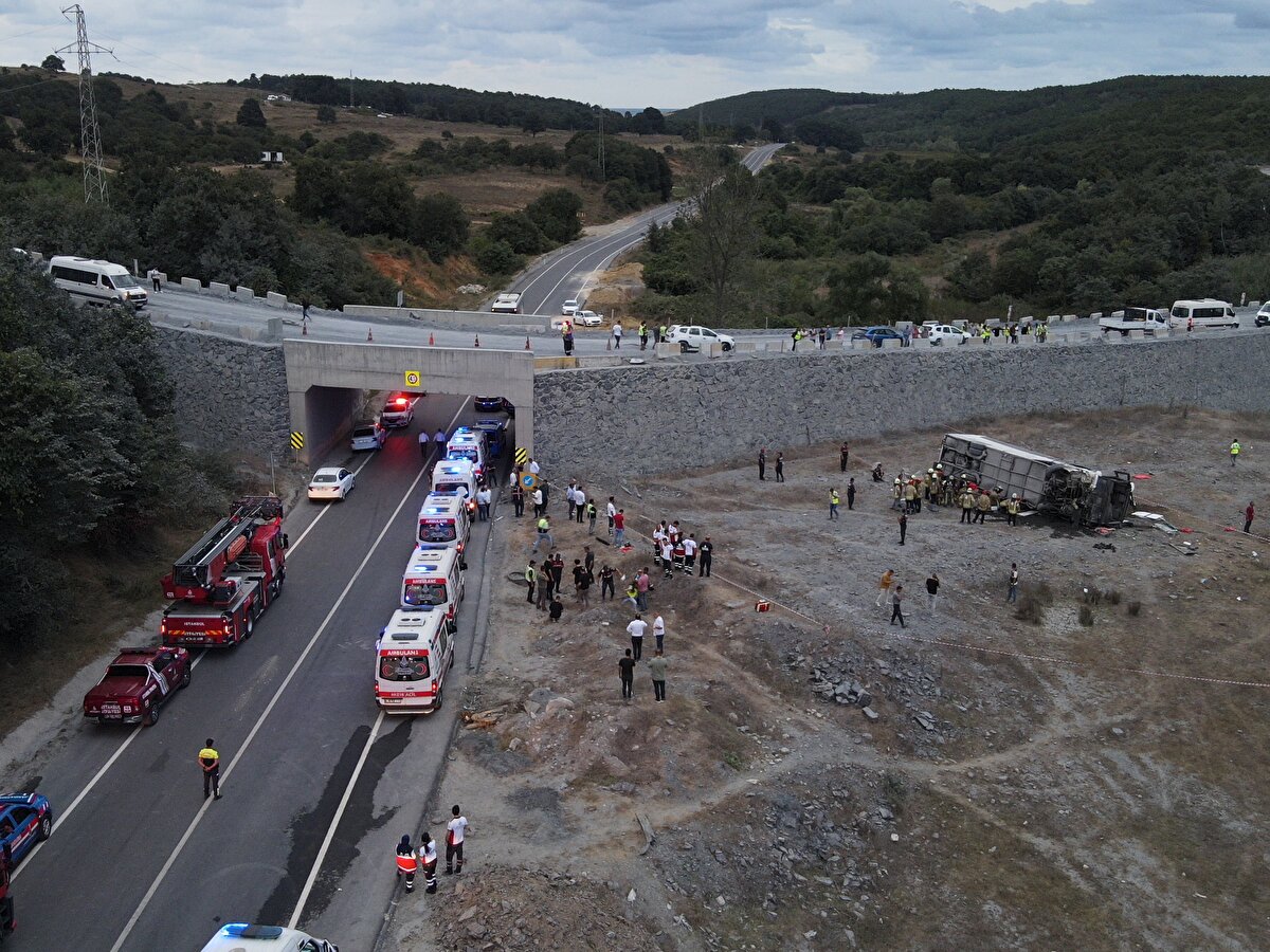 Yaralılar, sağlık ekiplerinin olay yerinde yaptığı ilk müdahalenin ardından ambulanslarla çevredeki hastanelere kaldırıldı.<br><br>"Ağır yaralı ve can kaybı yok"<br>Eyüpsultan Kaymakamı İhsan Kara, olay yerinde gazetecilere yaptığı açıklamada, kazanın, İstanbul Havalimanı inşaatında çalışan işçilerin konteyner kente götürüldükleri sırada gerçekleştiğini söyledi.