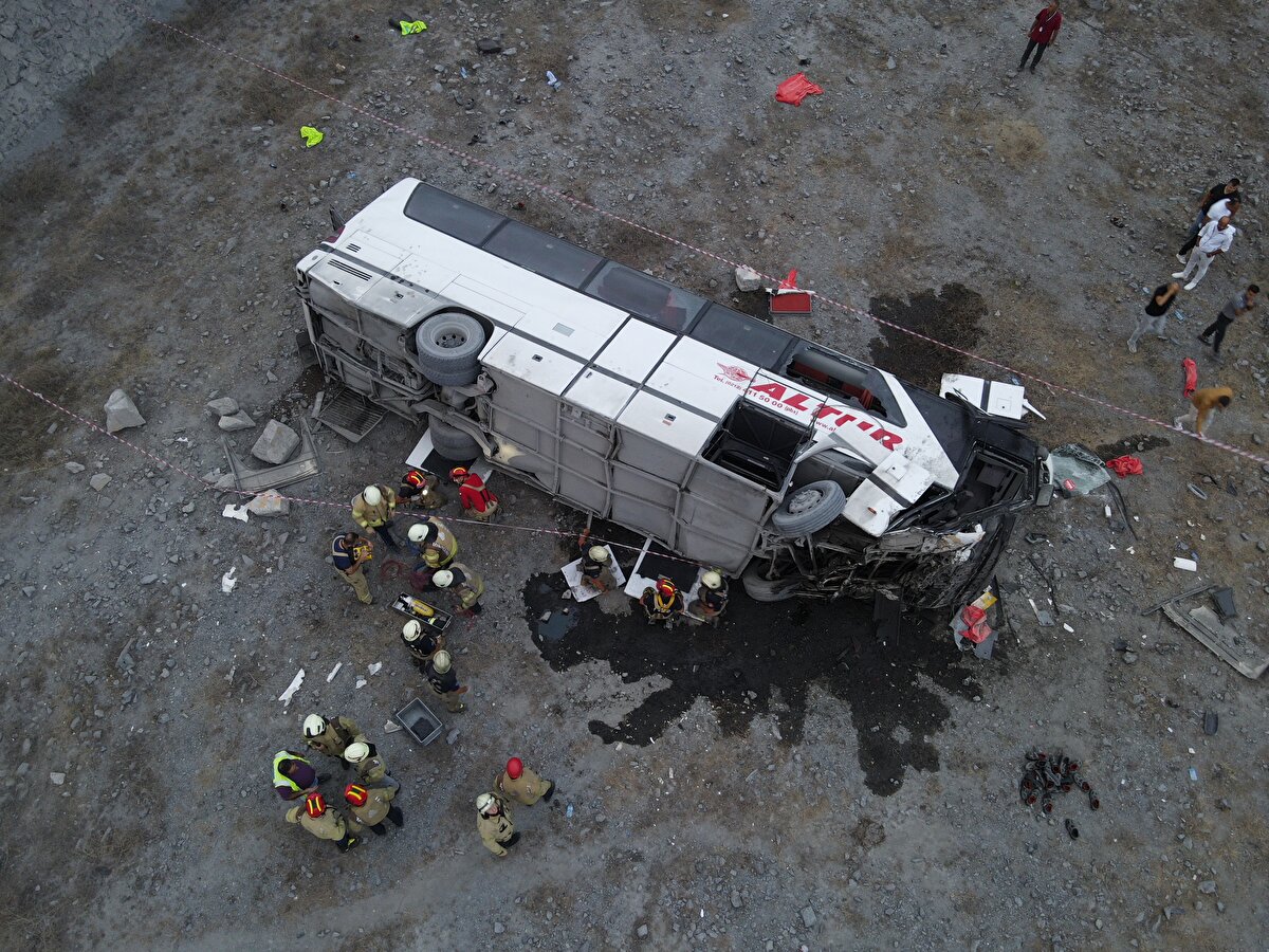 Otobüste sürücü ve 40 işçinin bulunduğu, kazada 27 kişinin yaralandığı öğrenildi.
