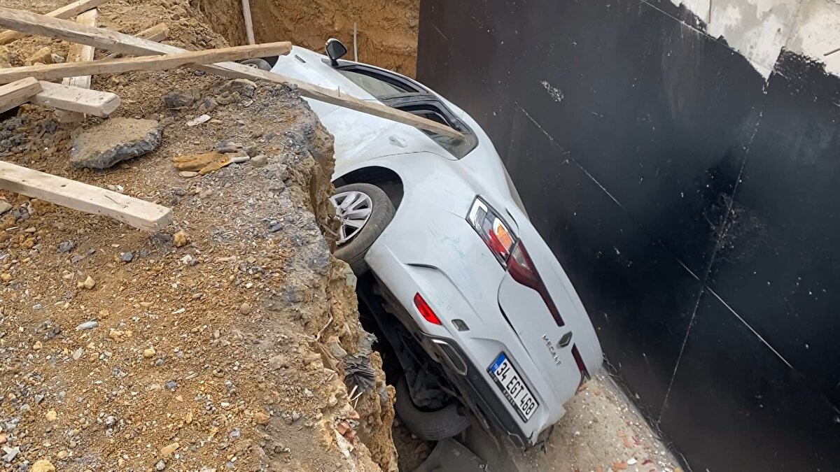 Kazada otomobil içerisinde bulunan 1 kişi yaralandı. Otomobil içerisinde bulunan 4 kişinin ise kaza sonrasında kaçtığı öğrenildi.