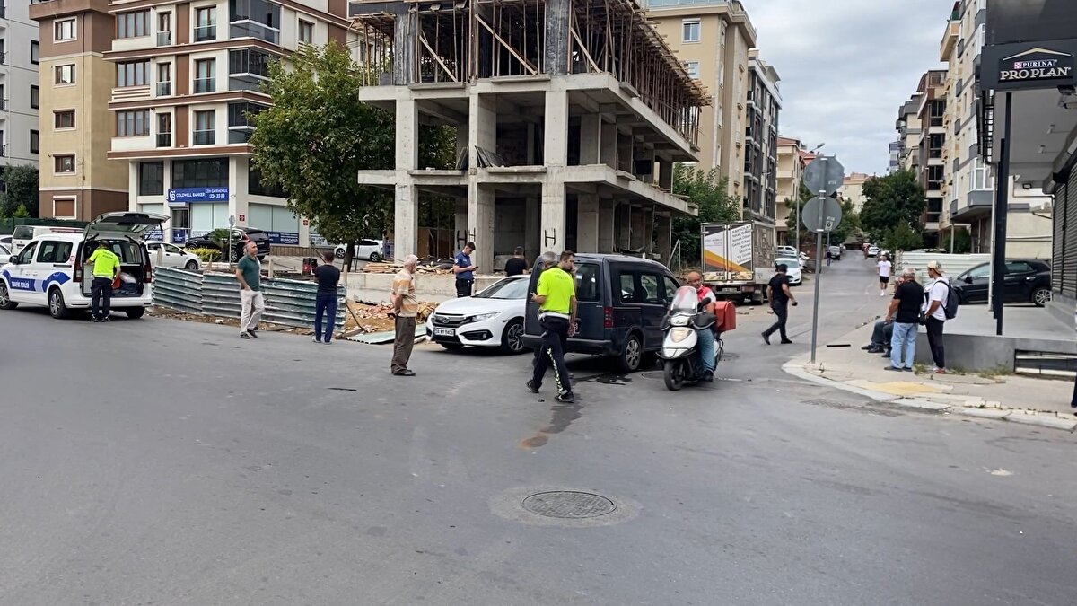 Çarpmanın etkisiyle otomobil yaklaşık 3 metre yükseklikten cadde kenarında bulunan inşaatın boşluğuna düştü.