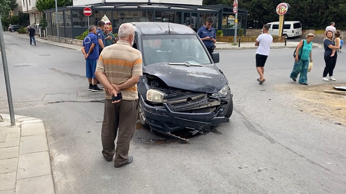 İddiaya göre, Agah Özen yönetimindeki 34 TM 7499 plakalı hafif ticari araç, Tecardağı Caddesi'nde 34 EGT 468 plakalı otomobille çarpıştı.