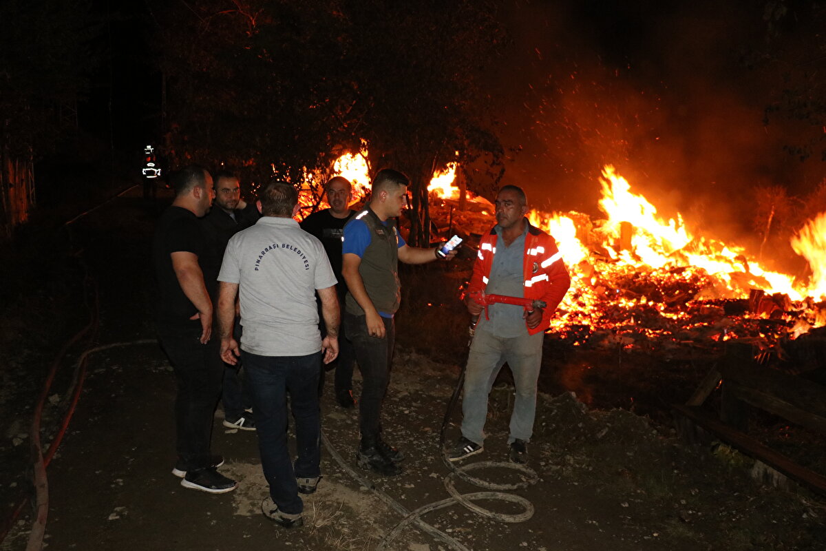 Evinin kapısını açtığında yangını fark ettiğini anlatan Demirci, "Elektrikten kaynaklandığını düşünüyorum. Dün saat 22.00 civarında çıktı. Suyla müdahale ettik. İtfaiyeye haber verdik." diye konuştu.<br>