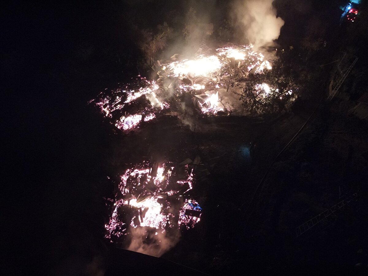 Ekiplerin müdahalesiyle kontrol altına alınan yangında 7 ev tamamen yandı.<br><br>