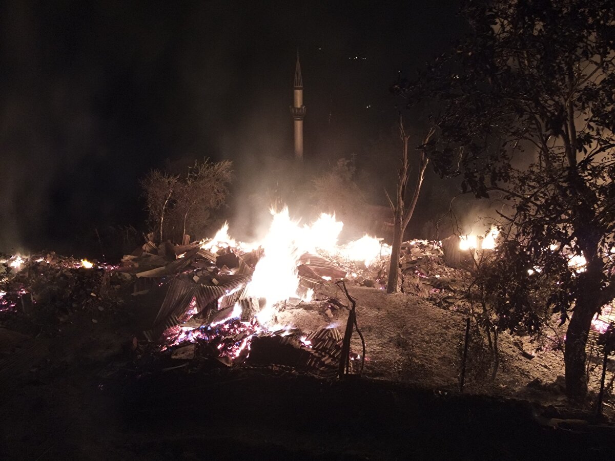 Kastamonu Valisi Avni Çakır, yangının elektrik kontağından çıktığının tahmin edildiğini belirtti.<br><br>