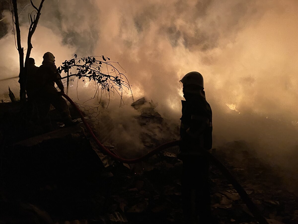 "10 VATANDAŞ YANGINDAN ETKİLENDİ"<br><br>Yangın tamamen kontrol altına alındığını ifade eden Çakır şunları söyledi:<br><br>"Soğutma çalışmaları devam ediyor. Yangından etkilen 7 daireden 3'ünde yaşam vardı. Toplam 10 vatandaşımız yangından etkilendi. Allah'a şükür herhangi bir can kaybı ve yaralanma söz konusu değil. Devletimizin tüm kurumları köyde. Vatandaşlarımızı ilk etapta akrabalarının yanlarına yerleştiriyoruz. Yarından itibaren vatandaşlarımızın talepleri doğrultusunda konteyner kurulumunu yapacağız. Vatandaşlarımızın her türlü ayni ve nakdi yardım ihtiyaçlarını karşılayacağız. Hiçbir vatandaşımızı aç ve açıkta bırakmayacağız. Tek tesellimiz bir can kaybı olmaması."