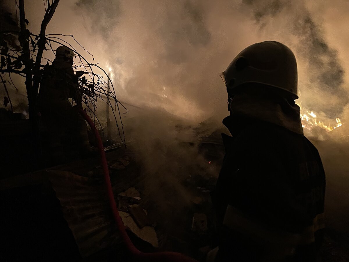 Köy sakinlerinden Hasan Demirci ise bir komşusuna misafirliğe gittiğini, yangını daha sonra fark ettiğini belirtti.<br>