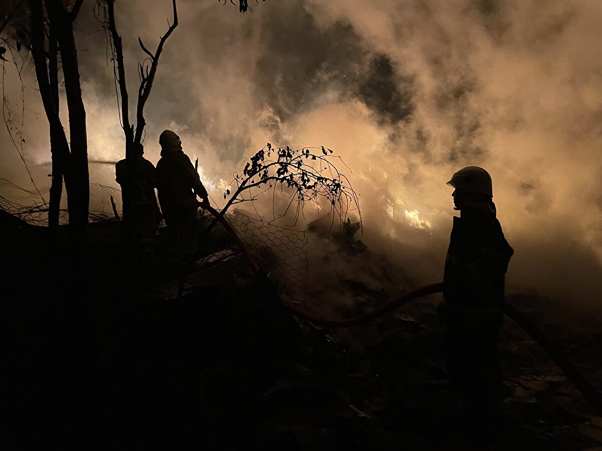 Evlerin ahşap ve birbirine çok yakın olduğunu anlatan Çakır, "Toplamda 7 daire bu yangından etkilenerek tamamen kullanılamaz hale geldi." dedi.<br><br>