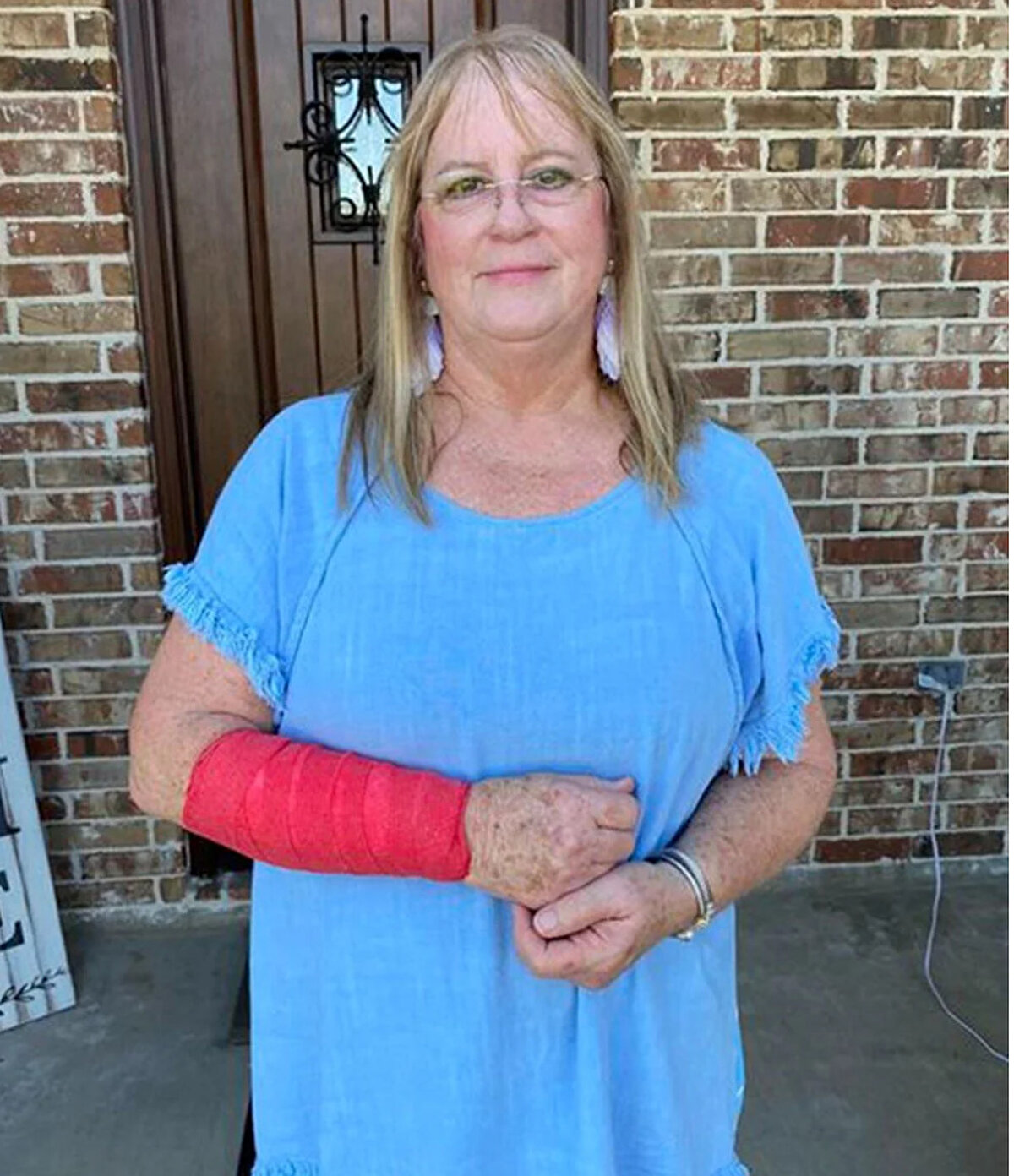 Jones'un birden üzerine düşen yılan koluna dolandı. Bu sırada bir şahin de yılanı yakalamak için hamleler yaparak kadının yüzünü pençeleriyle yaraladı.<br><br>