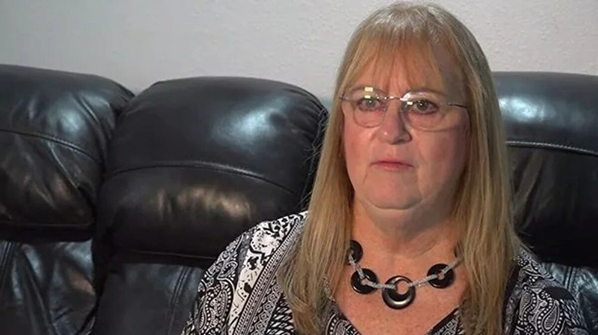 "KENDİMİ OLDUKÇA SERT BİRİ OLARAK GÖRÜYORUM"<br>İki haftayı aşkın bir süre sonra Peggy, dirseğinden bileğine kadar beyazdan neon yeşiline ve parlak pembeye dönüşen bandajlarla sarılmış koluyla yaralarının iyileşmesini bekliyor.  Jones, bir yandan da ölmediği için kendisini şanslı hissediyor. Joneslar, kadının yaralarının temiz kalmasını sağlamak için ekstra önlemler alıyorlar: Herhangi bir enfeksiyon , geçmişte geçirdiği çift diz protezinin ardından hayati tehlikeye yol açabilir.Jones, "Kendimi oldukça güçlü biri olarak görüyorum ve ben hayatta kalmayı başaran biriyim." ifadelerini kullandı.<br><br><br><br>