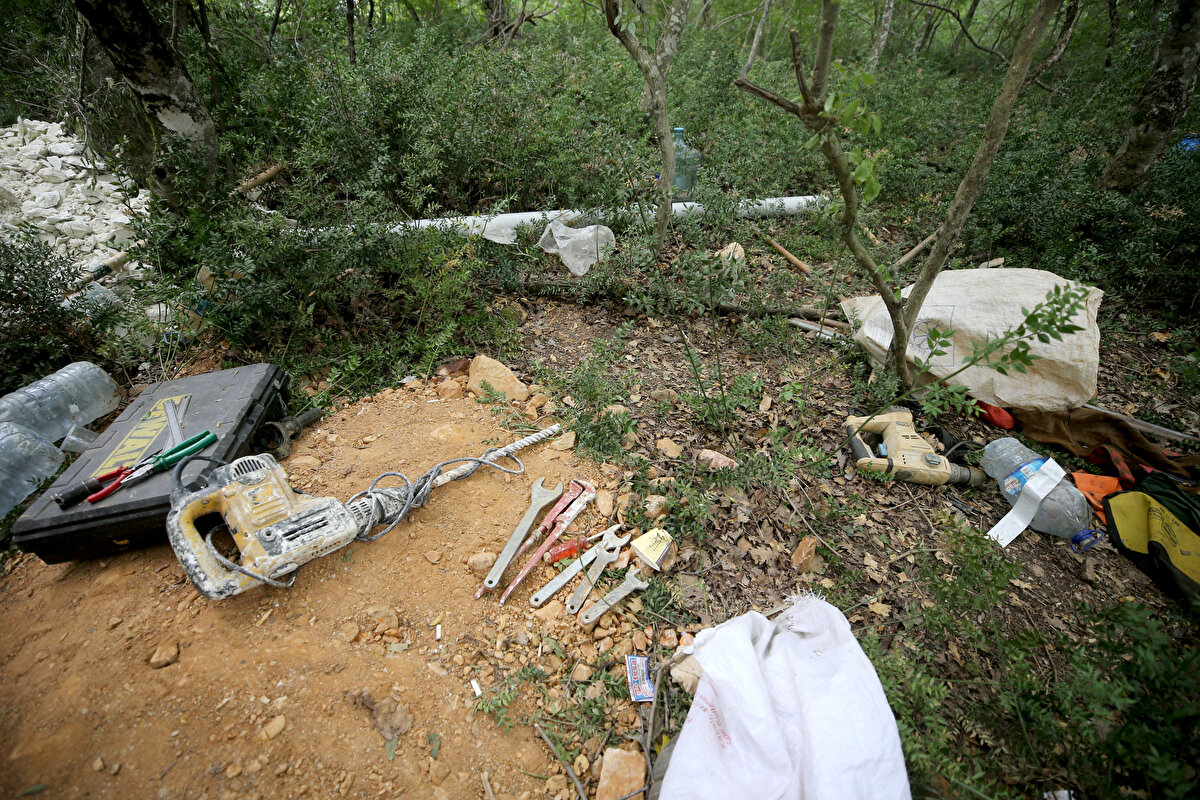 Şüphelilerin bir haftadır dikkat çekmemek için sabah deniz kenarında kamp yaptıkları gece ormanda kaçak kazı yaptıkları öğrenildi.<br>